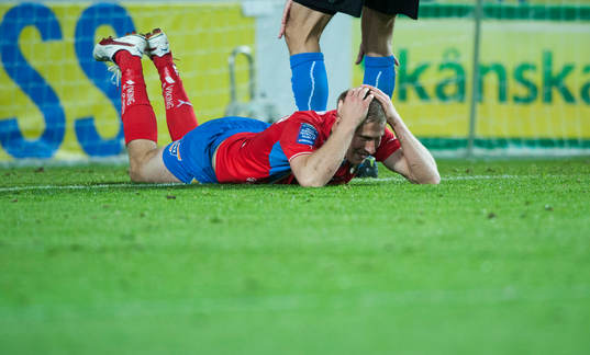 Straffsituationen där Mario Vasilj, Öster, nickar i