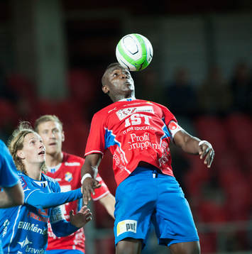 Alhaji Gero, Öster, tar ner bollen i