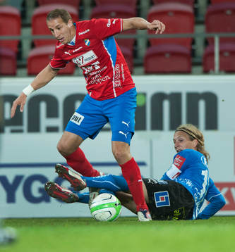 Oliver Silverholt, Halmstad, och Kenny Pavey, Öster, i