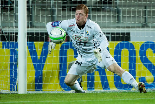 Joakim Wulff, målvakt, Öster, fumlar med bollen i