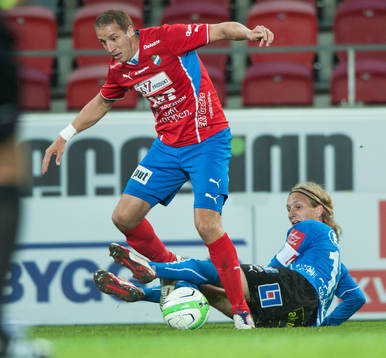 Oliver Silverholt, Halmstad, och Kenny Pavey, Öster, i