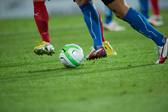 Fot, fötter, fotbollsskor, gräs, i