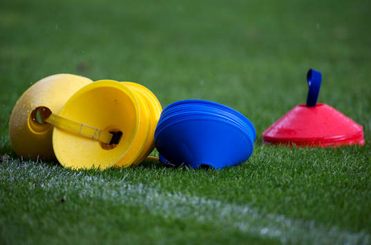 Några konor ligger utlagda på fotbollsplanen