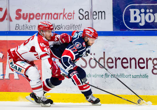 Södertäljes Tomas Bokros i kamp om pucken med Timrås