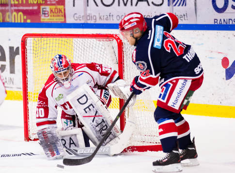 Timrås målvakt Mika Norja och Södertäljes Jesper