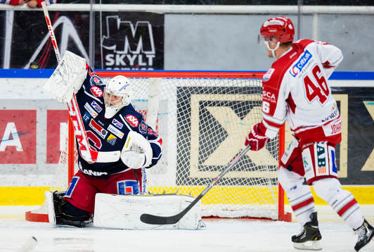 Södertäljes Niklas Lundström med en räddning
