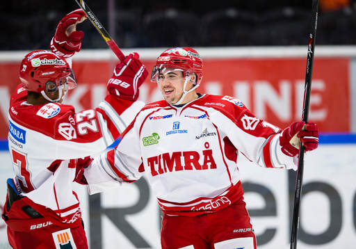 Timrås Jens Westin (h) reducerar till 2-1 och gratuleras