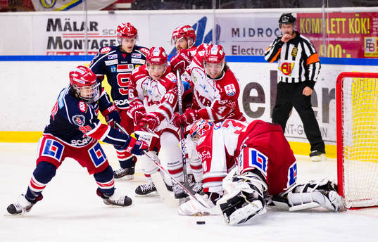 Södertäljes David Pastrnák skapar en målchans framför