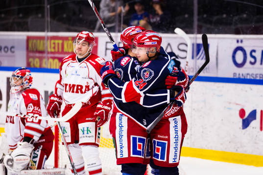 Södertäljes Jonas Engström gör 2-0 och gratuleras av