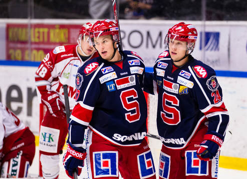 Södertäljes Jonas Engström gör 2-0 och gratuleras av