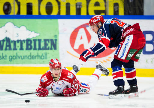 Södertäljes Johan Andersson tar ner Timrås Anton Wedin