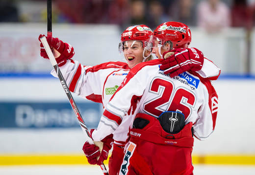 Timrås Patrik Norén (h) kvitterar till 2-2 och firar med