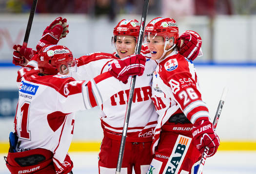 Timrås Patrik Norén (h) kvitterar till 2-2 och firar med
