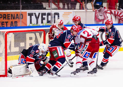 Rörigt framför Södertäljes Niklas Lundström