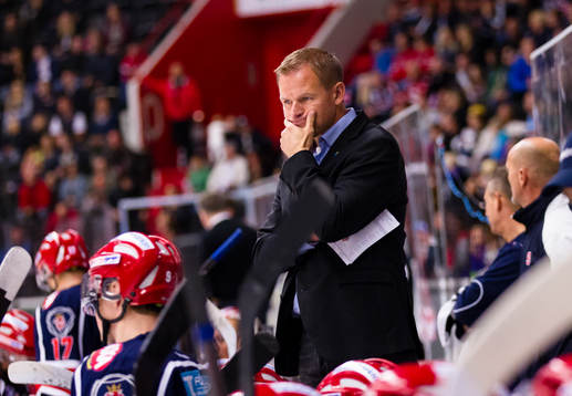Södertäljes tränare Johan Strömwall ser fundersam ut