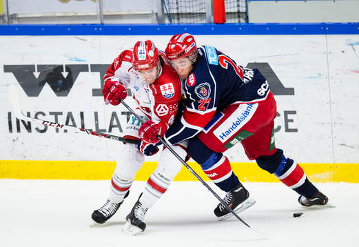 Södertäljes Jacob Dahlström i kamp om pucken med Timrås