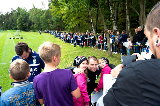 IFK Göteborgs tränare Mikael Stahre blir fotograferad