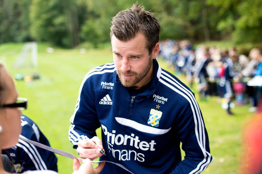 IFK Göteborgs Pontus Farnerud skriver autografer