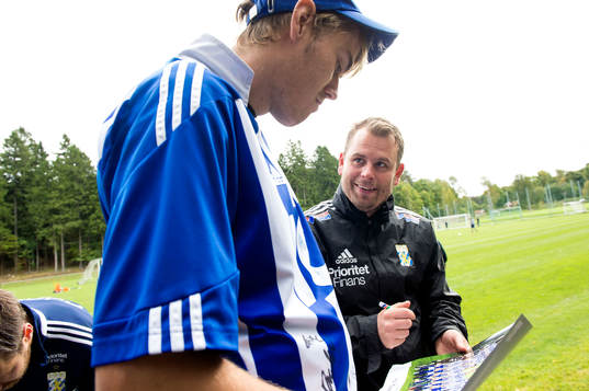 IFK Göteborgs tränare Mikael Stahre skriver autografer