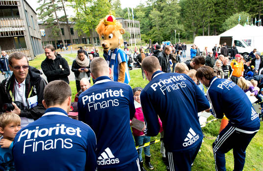Spelare skriver autografer