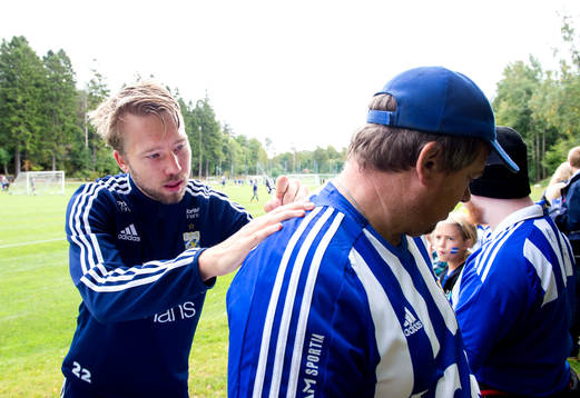 Adam Johansson skriver autografer