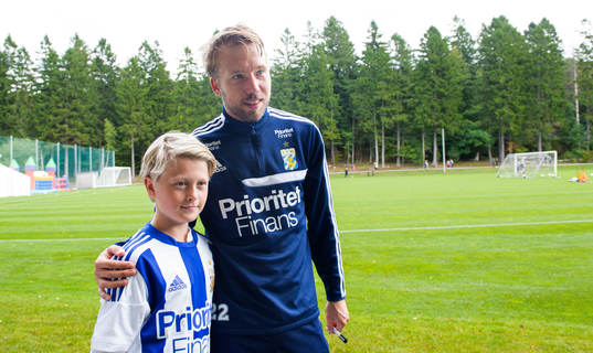 Adam Johansson poserar med supporter