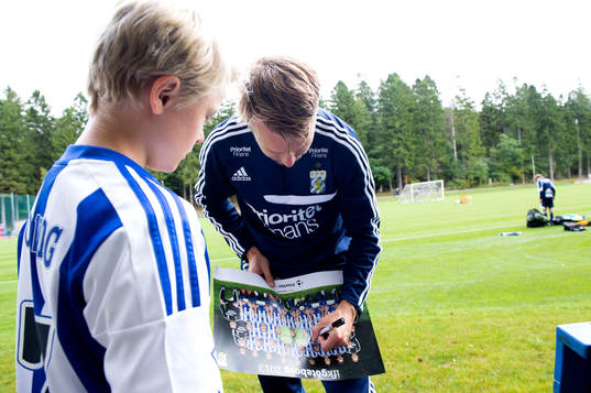 Adam Johansson skriver autografer
