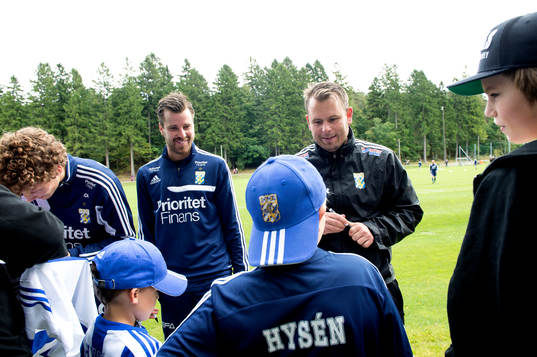 Pontus Farnerud och tränare Mikael Stahre skriver