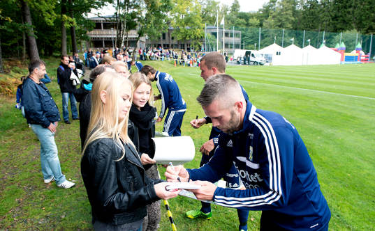 Laget och Kjetil Waehler skriver autografer åt supportrar