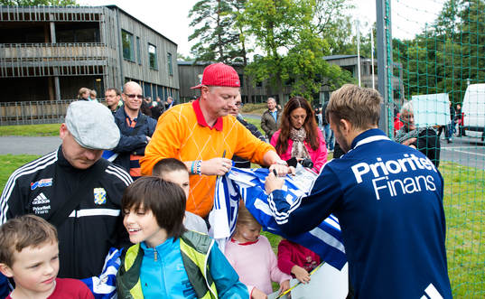 Laget skriver autografer åt supportrar