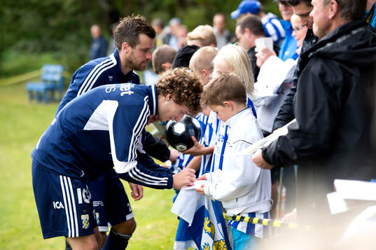 Laget skriver autografer åt supportrar