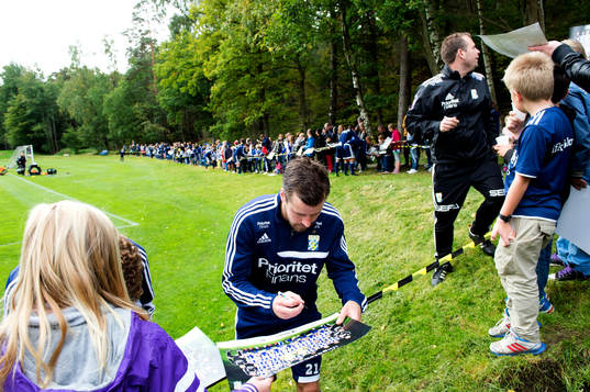 Pontus Farnerud skriver autografer åt supportrar