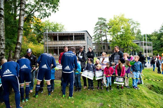Laget skriver autografer åt supportrar