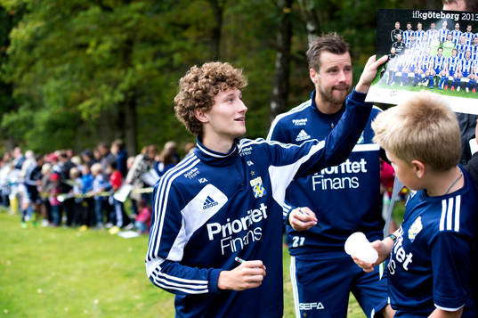 Laget skriver autografer åt supportrar