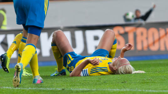 1-0, Caroline Seger, Sverige, som nickar bollen i