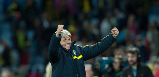 Pia Sundhage, förbundskaptenen, springer ärevarv
