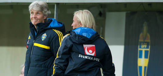2-0 Lotta Schelin, Sverige, och hela laget jublar, även