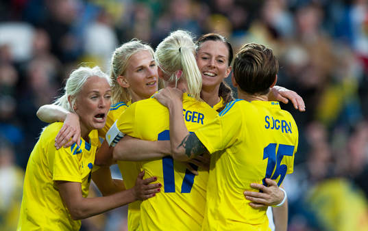 1-0 Caroline Seger, Sverige, och hela laget jublar