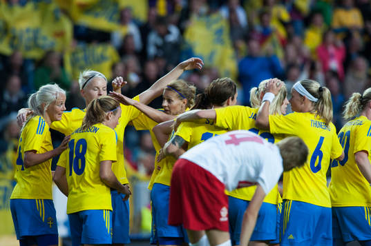 2-0 Lotta Schelin, Sverige, och hela laget jublar
