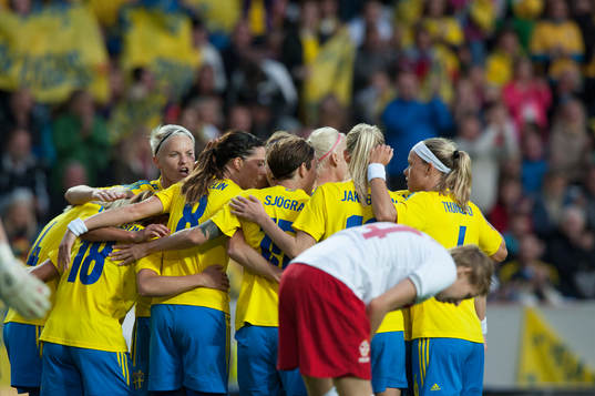 2-0 Lotta Schelin, Sverige, och hela laget jublar