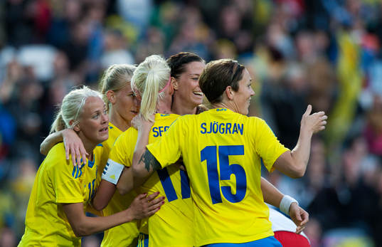 1-0 Caroline Seger, Sverige, och hela laget jublar