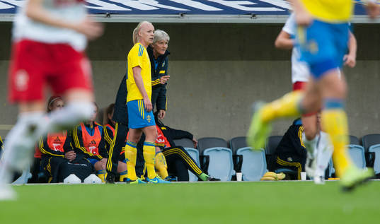 Här gör förbundskaptenen Pia Sundhage ändringen som
