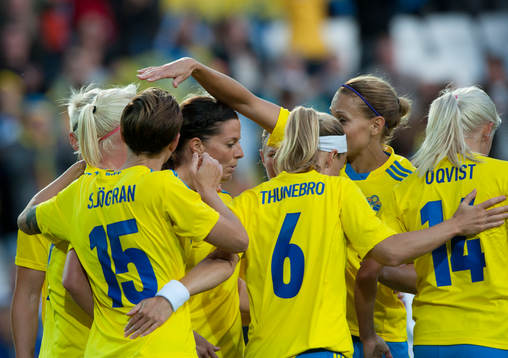 1-0 Caroline Seger, Sverige, och hela laget jublar