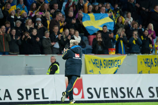 Pia Sundhage, förbundskaptenen, springer ärevarv