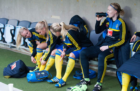 Avbytarbänken, tjejerna förbereder sig