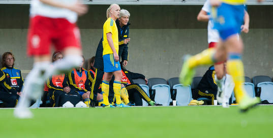 Här gör förbundskaptenen Pia Sundhage ändringen som