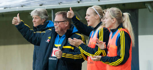 2-0 Lotta Schelin, Sverige, och hela laget jublar, även