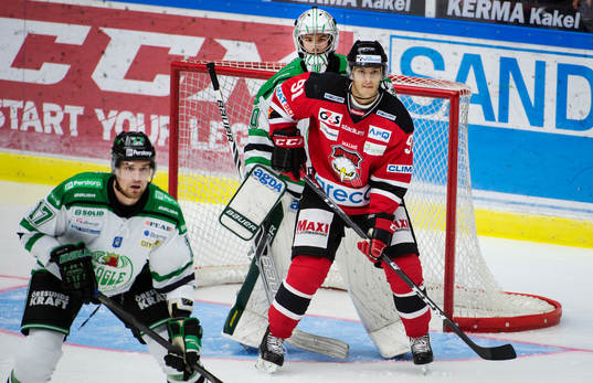 Malmö Redhawks Björn Svensson täcker Rögles målvakt