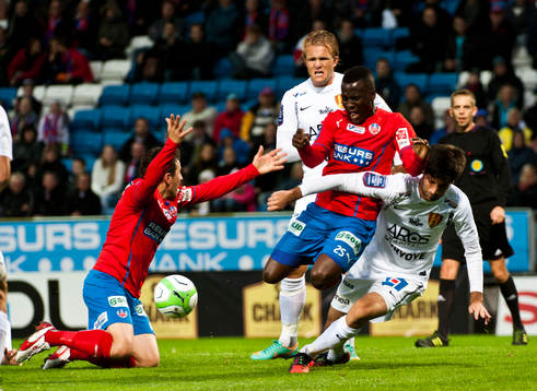 Helsingborgs David Accam fälls i straffområdet