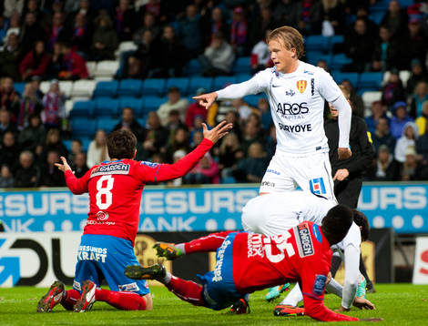 Helsingborgs David Accam fälls ner i straffområde